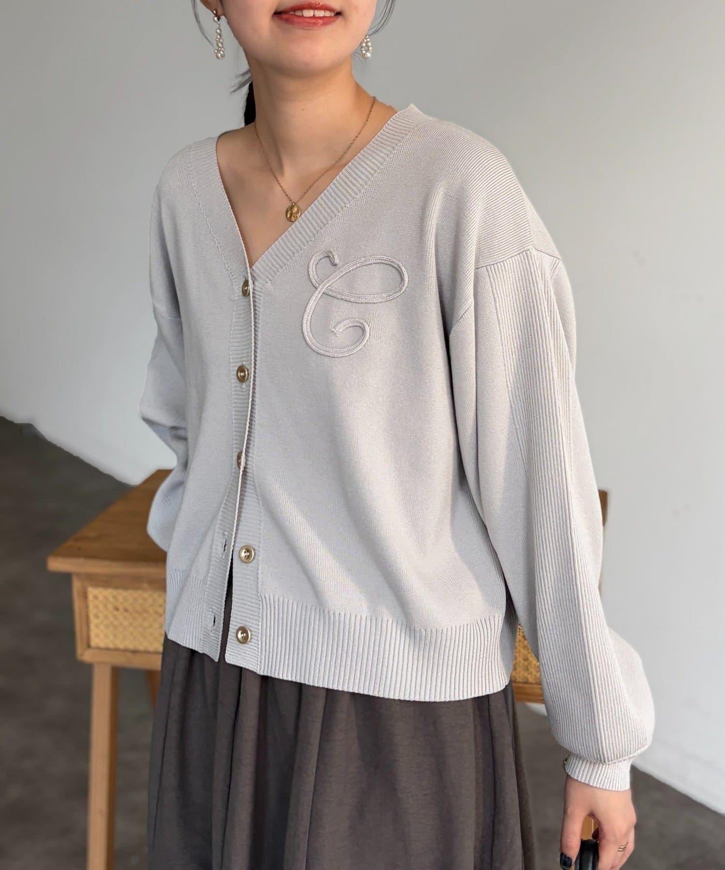 281018599