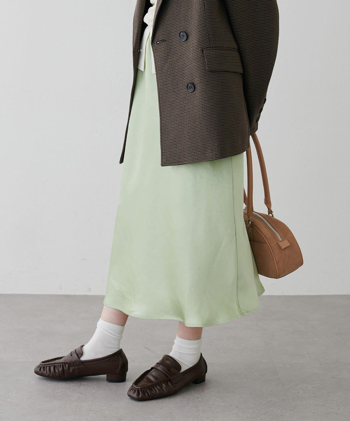 172945569