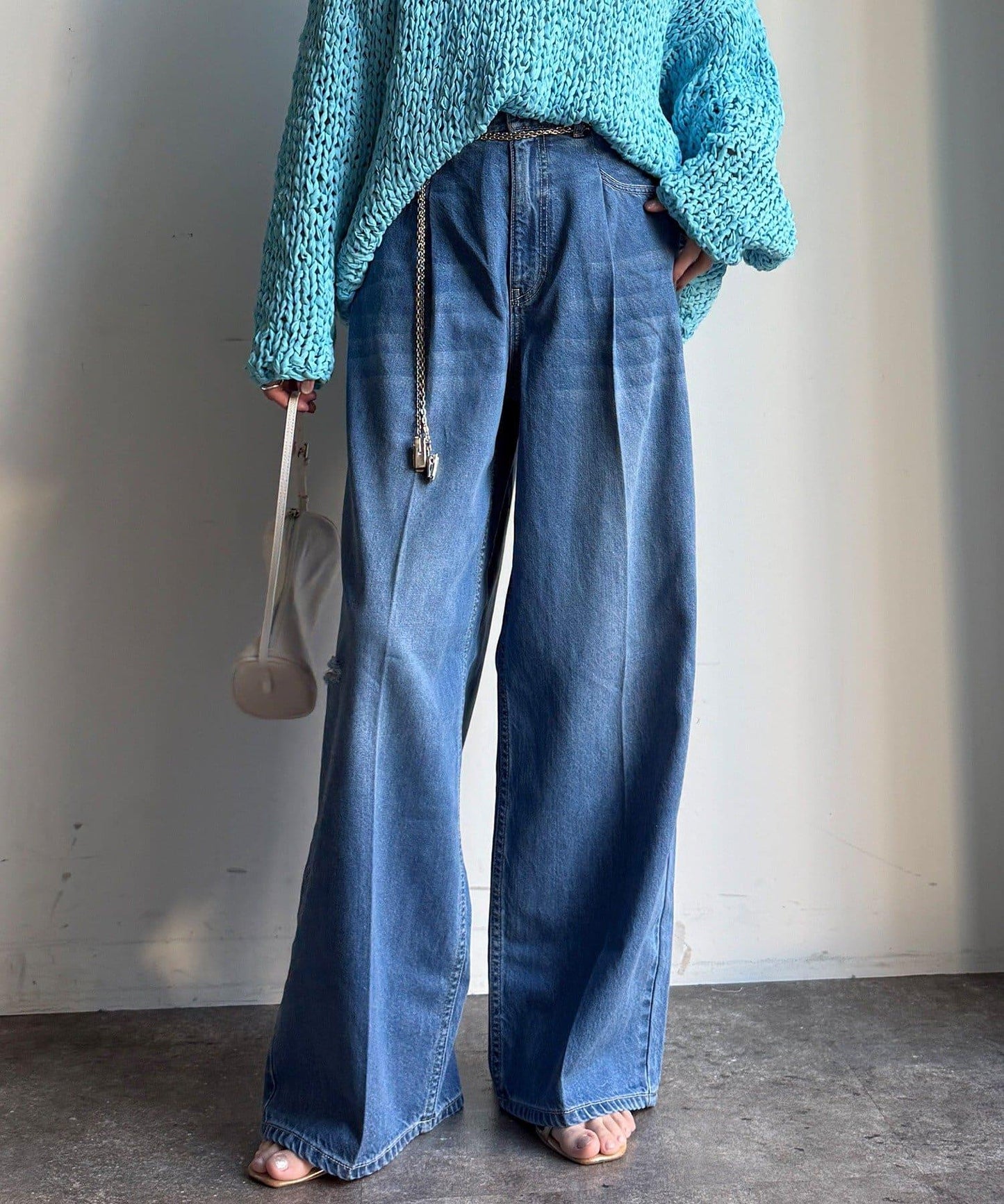 281585928