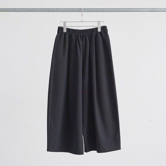 UN CINQ (アンサンク) | TROPICAL WIDE TUCK EASY PANTS (black/beige) |    ボトムス シンプル (u25-08)