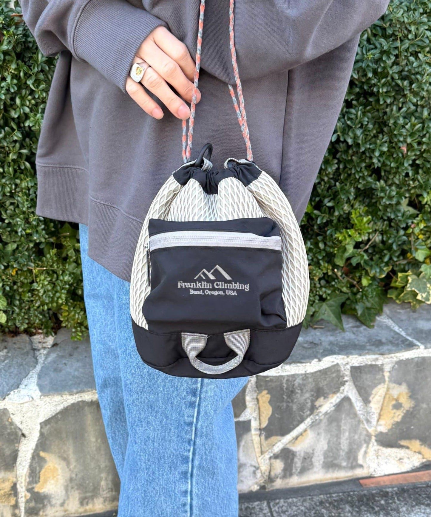 246593874