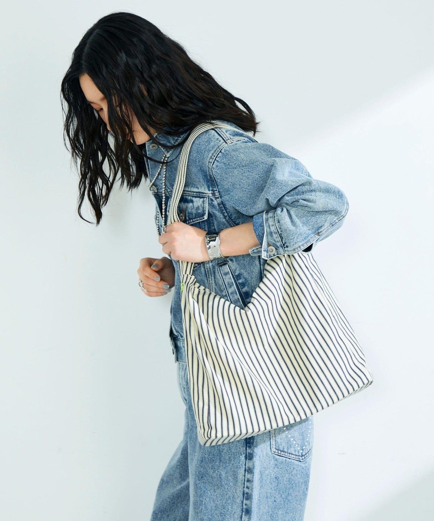 283572412