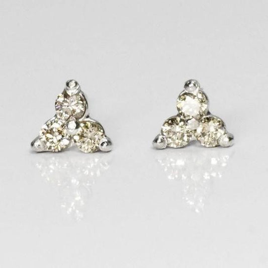 期間限定セール!天然ダイヤモンド0.1ct(SIクラス・鑑別書カード付) トライアングルスリーストーンピアス プラチナカラー (GFB-SV-KS318-SI-PT)