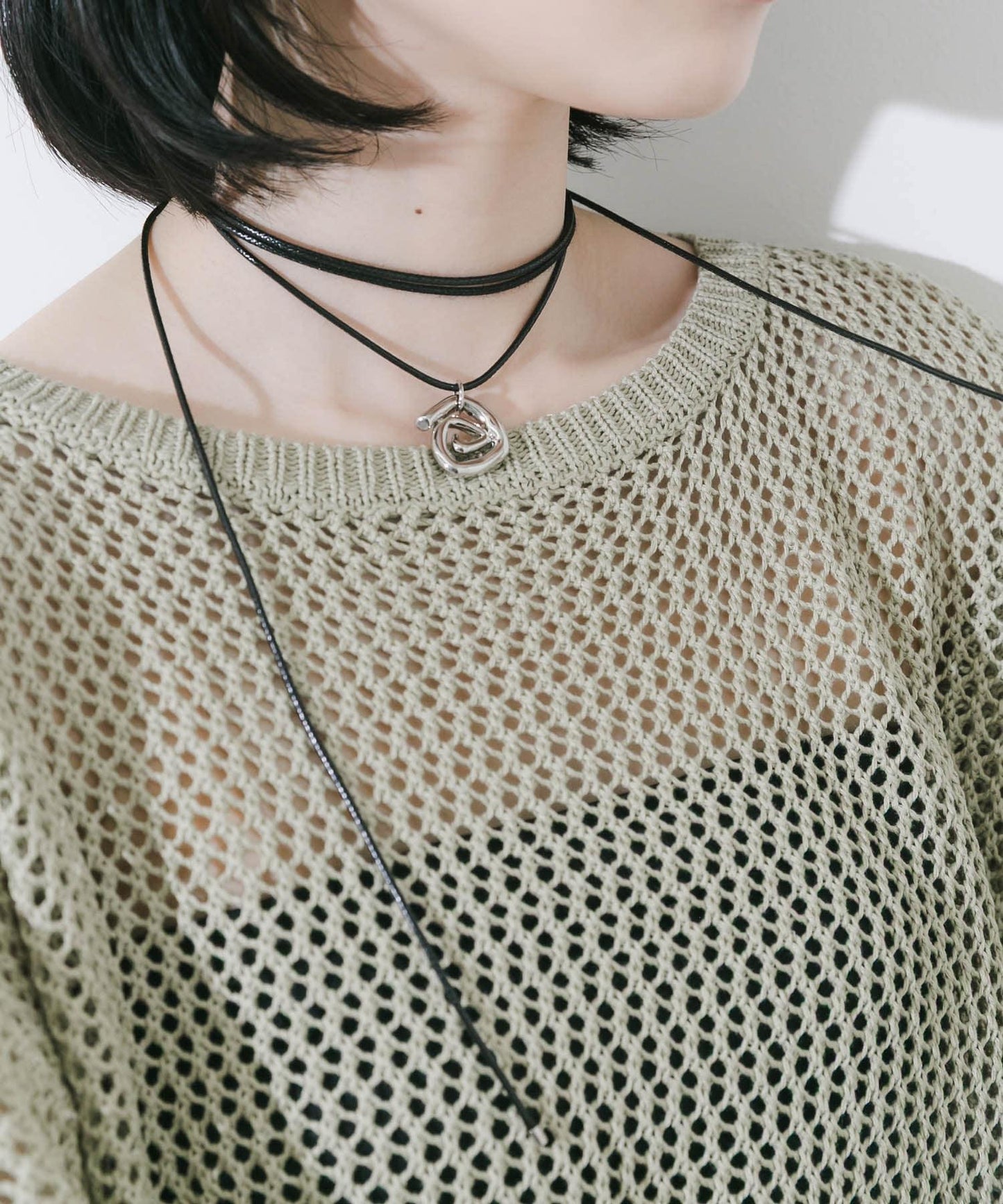 284701616