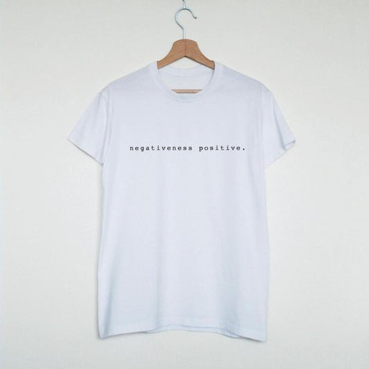 【SALE 40%オフ】Vim Tees | Negativeness positive T-shirt | Tシャツ (M/Lサイズ)【タイポグラフィ ミニマリスト】 (pa158324705)